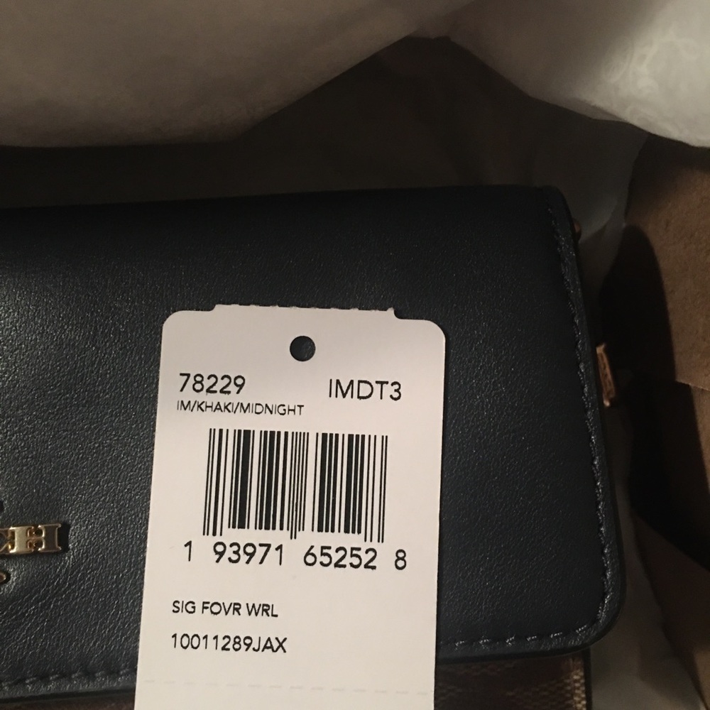 SALE!! Coach Wristlet comes in original box - Picture 14 of 16